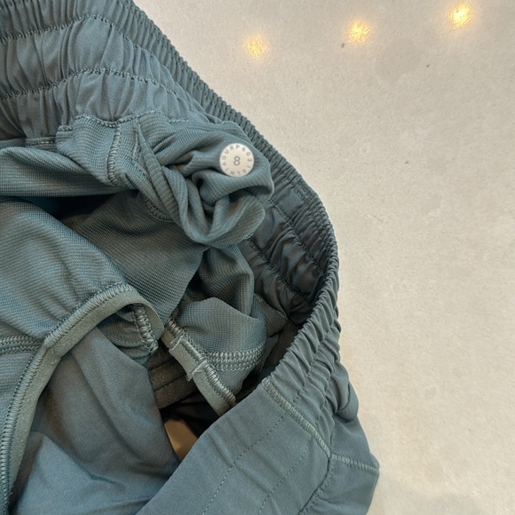 Lululemon hotty hot 2.5 short - Picture 4 of 4